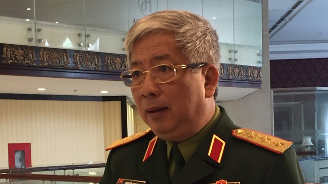 Thứ trưởng Bộ Quốc phòng, Thượng tướng Nguyễn Chí Vịnh trả lời phỏng vấn của phóng viên. Ảnh: Thái An. 