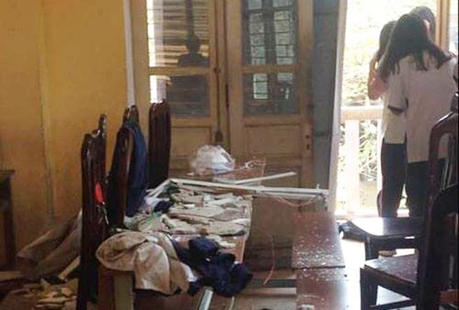 Hình ảnh tại phòng học lớp 12A12 trường THPT Trần Nhân Tông sau vụ sập vữa trần nhà ngày 20/3/2018.