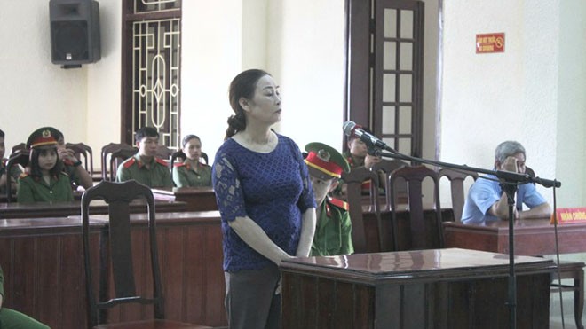 Bị cáo Lê Thị Nở bị phạt tù 10 năm với tội buôn hơn 2 tạ thuốc nổ tại phiên tòa ngày 28/3/2018.