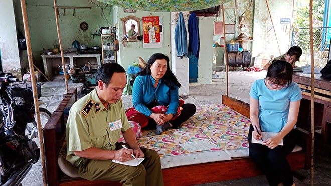 Đoàn kiểm tra liên ngành làm việc với bà Dương Thị Thu Trang – Quản lí cửa hàng (áo xanh dài tay) - Ảnh: Kim Hà.