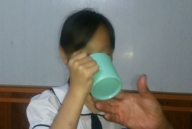 Học sinh lớp 3 uống nước vắt từ giẻ lau bảng