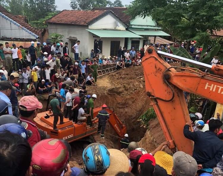 Lực lượng chức năng tỉnh Bình Định dùng xe múc để ứng cứu nạn nhân tại hiện trường