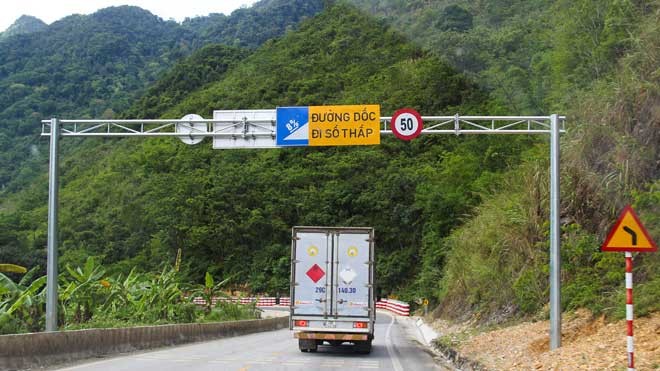 Quốc lộ 6 qua Hòa Bình dài gần 120 km, đây là cung đường huyết mạch từ đồng bằng lên các tỉnh Tây Bắc. Và Dốc Cun, Thung Khe là những địa điểm mà khi nhắc đến, cánh tài xế trở nên khiếp sợ.