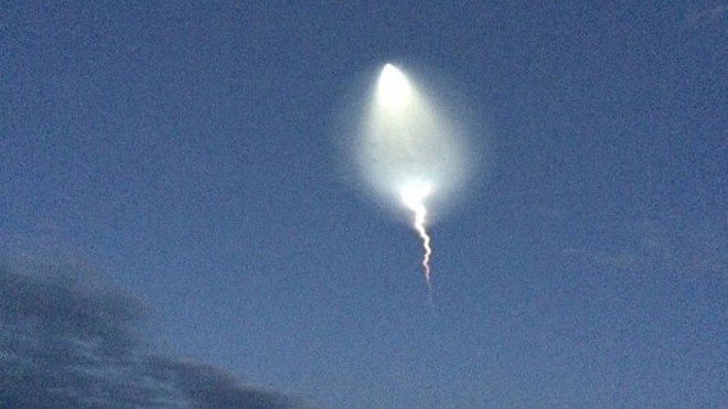  UFO hình điếu xì gà bay trên bầu trời Chebarkul.