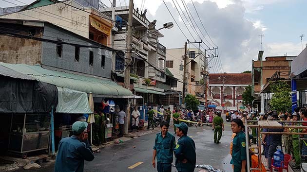 Hai căn nhà phát hỏa giữa mùa mưa