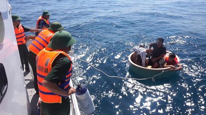 Tàu thủng đáy bị cuốn mất tích, 4 ngư dân gặp nạn được cứu