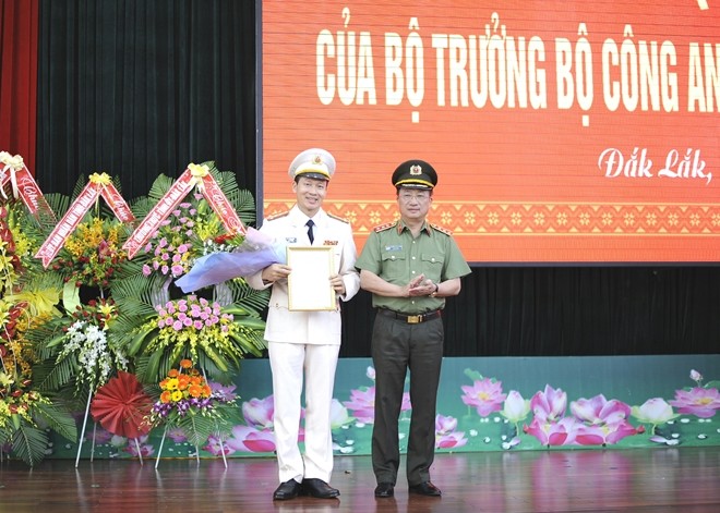 Thứ Trưởng Nguyễn Văn Thành trao quyết định và chúc mừng Đại tá Vũ Hồng Văn.