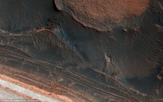 Hình ảnh mới cho thấy một khu vực băng giá của Sao Hỏa, khác hẳn những vùng hoang mạc đỏ màu cát quen thuộc - ảnh: NASA