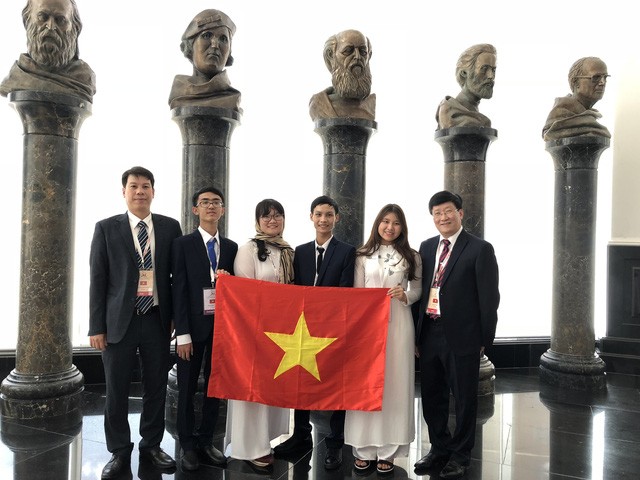 Đoàn học sinh Việt Nam đều đoạt huy chương