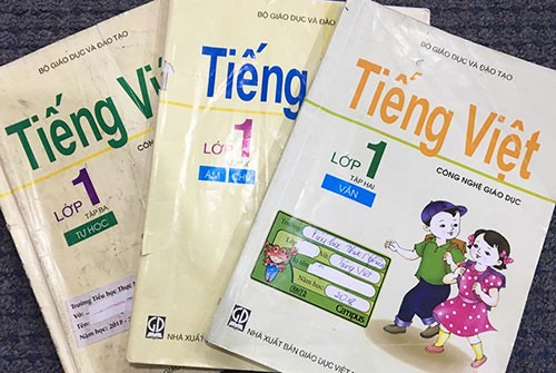 Tiếng Việt lớp 1 Công nghệ giáo dục của giáo sư Hồ Ngọc Đại gồm 3 tập với thứ tự là: âm-chữ, vần và tự học.