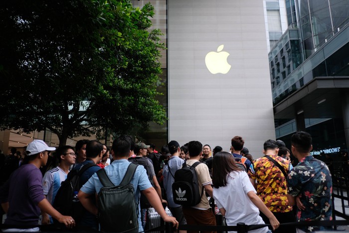 6h sáng ngày 21/9, Apple chính thức mở bán hai mẫu iPhone XS tại Apple Store Orchard, Singapore.