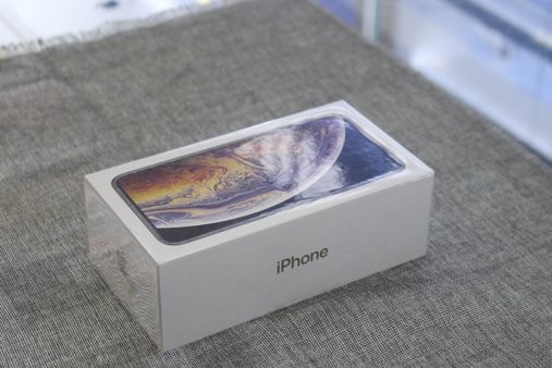 Vào rạng sáng ngày 21/9, những chiếc iPhone Xs Max đầu tiên đã xuất hiện tại thị trường Việt Nam.