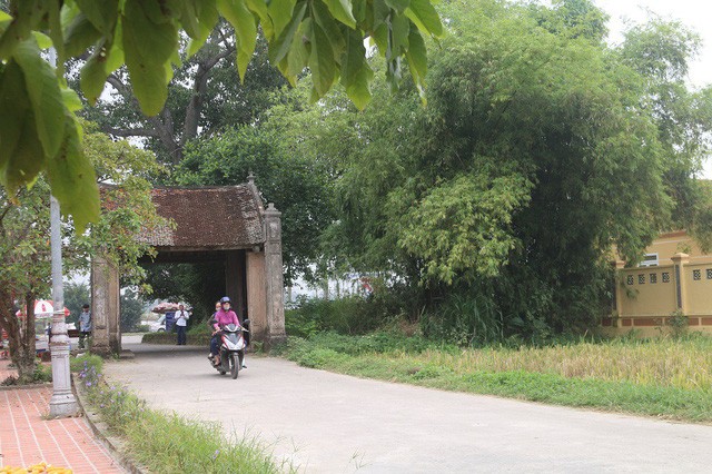 Cách Hà Nội 40 km về phía Tây, nằm cạnh QL32, Đường Lâm là làng cổ đầu tiên ở Việt Nam được trao bằng Di tích lịch sử văn hóa Quốc gia. Hiện nay, nơi đây vẫn còn giữ được những nét đặc trưng cơ bản của một ngôi làng Việt với cổng làng, cây đa, bến nước, s