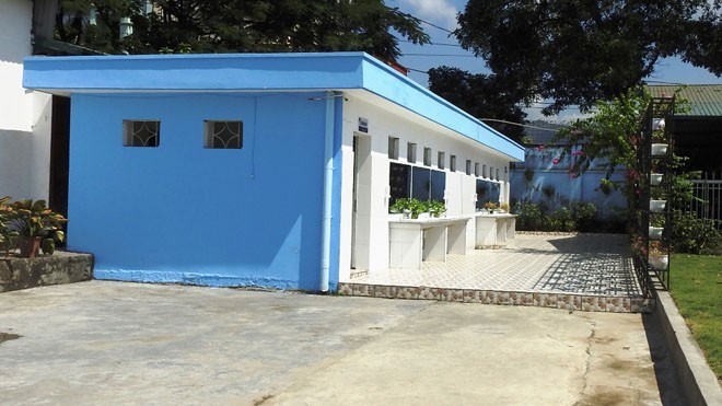 Đầu năm học mới, học sinh trường THPT Hoàng Quốc Việt (thị xã Đông Triều, Quảng Ninh) ngỡ ngàng bởi khu nhà vệ sinh đã "lột xác" với màu sơn xanh dịu mát, hệ thống âm thanh, gương soi, bồn rửa tay, xà phòng, chậu hoa… Nằm cách các dãy nhà học khoảng 50 m,