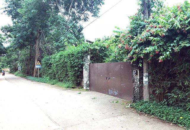 Mảnh đất của gia đình ca sĩ Mỹ Linh được xây dựng tường rào kiên cố bao quanh