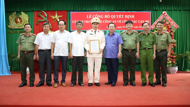Đại tá Phan Văn Ứng (đứng giữa, đội mũ).