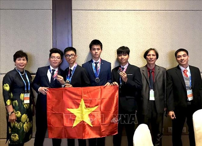 Hồ Phi Dũng trong đoàn Việt Nam dự thi Olympic về Thiên văn học và Vật lý thiên văn quốc tế 2018 (Dũng đứng giữa)
