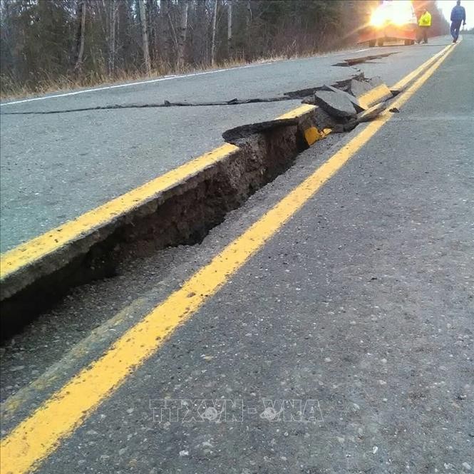 Một tuyến đường bị nứt do ảnh hưởng của trận động đất tại Alaska ngày 30/11/2018. Ảnh: AFP/TTXVN