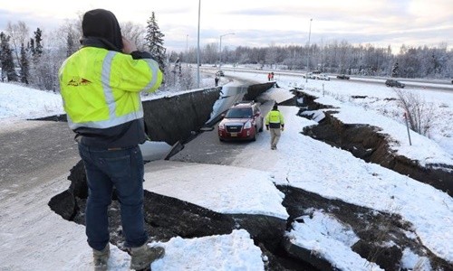 Một chiếc xe bị kẹt vì đường nứt gãy do động đất ở Alaska. Ảnh: Reuters.