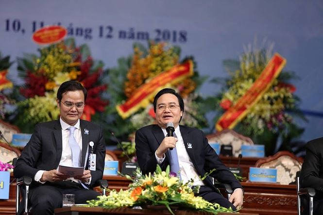 Bộ trưởng Phùng Xuân Nhạ (bên phải)
