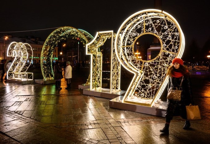 Người dân trên khắp thế giới đang có những hoạt động chuẩn bị cho thời khắc giao thừa đón năm mới 2019. Trong ảnh, quảng trường trung tâm thủ đô Moskva của Nga được trang hoàng rực rỡ bằng khung đèn lớn thể hiện năm mới 2019.