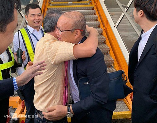 Bầu Đức ôm lấy HLV Park Hang-seo tại cầu thang máy bay ở sân bay Chu Lai (Quảng Nam). Ảnh: Đắc Thành