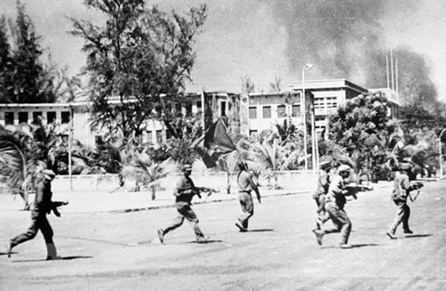 Các lực lượng vũ trang cách mạng Campuchia cùng Quân tình nguyện Việt Nam tiến vào giải phóng Phnom Penh trưa 7/1/1979. Ảnh: TTXVN.