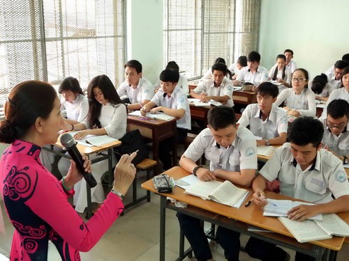 TS Hoàng Ngọc Vinh cảnh báo tình trạng giáo viên thất nghiệp.