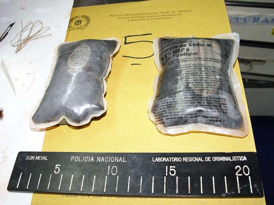Những gói heroin lỏng được lấy ra khỏi bụng chó con. Ảnh: DEA.