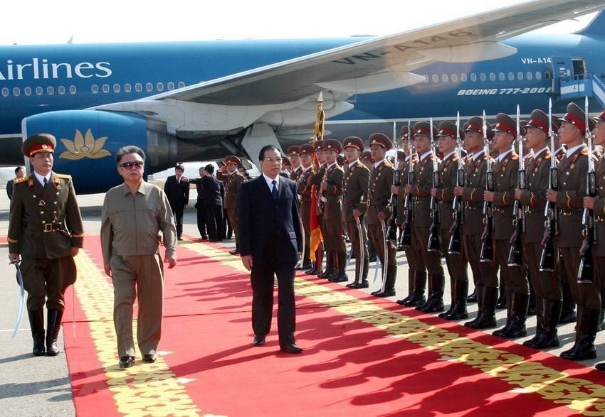 Ngày 17/10/2007, Tổng Bí thư Nông Đức Mạnh đến thăm Vạn Cảnh Đài - nơi sinh của Chủ tịch Kim Nhật Thành. (Ảnh: Đinh Xuân Tuân/TTXVN) 