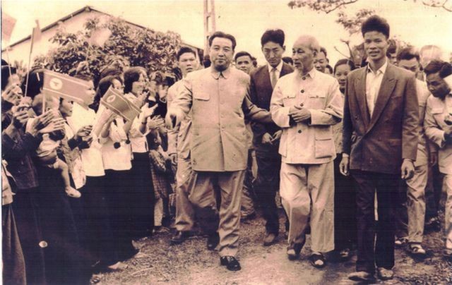 Bức ảnh Bác Hồ đưa nhà lãnh đạo Triều Tiên Kim Nhật Thành về thăm HTX Việt-Triều hữu nghị mà người dân nâng niu, gìn giữ