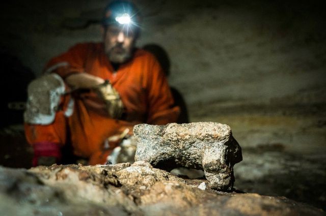 Nhiều di vật cổ được tìm thấy trong hang.