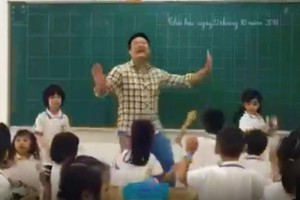 Thầy giáo tiểu học nhảy múa dẻo như cô giáo làm sục sôi lớp học