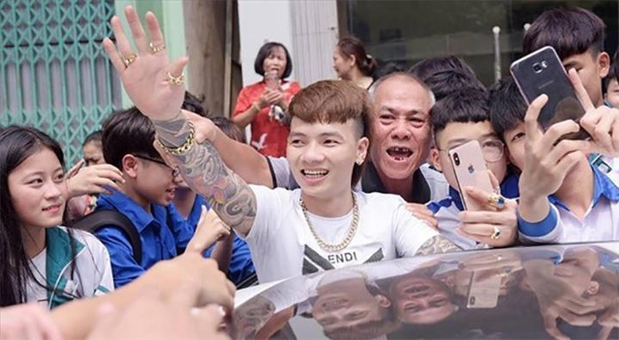 Khá "Bảnh" được học sinh, người lớn vây kín xin chụp ảnh, chữ ký và đón tiếp như một ngôi sao khi xuất hiện gần một trường THPT ở TP Yên Bái.