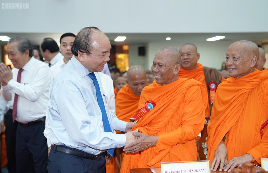 Lần đầu tiên Thủ tướng dự, chung vui Tết cổ truyền với bà con Khmer Nam bộ. Ảnh: VGP/Quang Hiếu