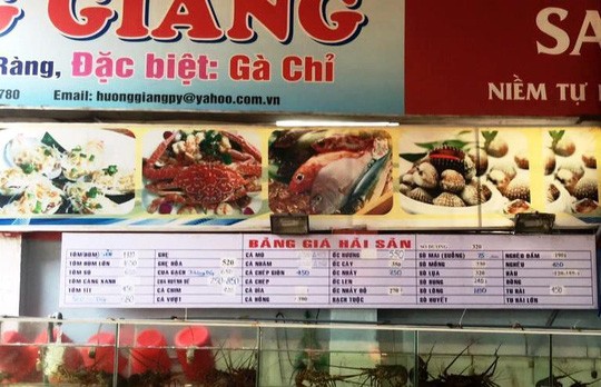 Quán Hương Giang niêm yết giá tại quầy hải sản tươi sống