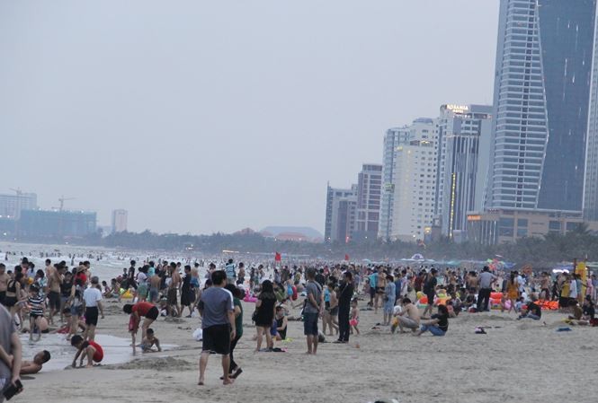 Nhiều bãi biển đông nghịt người dịp nghỉ lễ