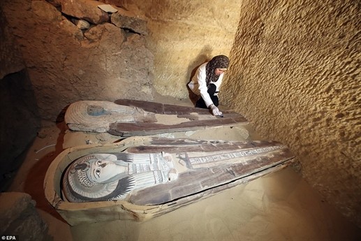 Các nhà khảo cổ học đã phát hiện ra hai ngôi mộ cổ tại khu Kim tự tháp Giza có niên đại cách đây khoảng hơn 4.000 năm.