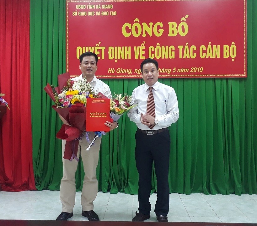 Ông Nguyễn Thế Bình, Phó Giám đốc phụ trách Sở GD-ĐT trao quyết định bổ nhiệm ông Trần Nhật Khánh. (Ảnh: Sở GD&ĐT Hà Giang). 