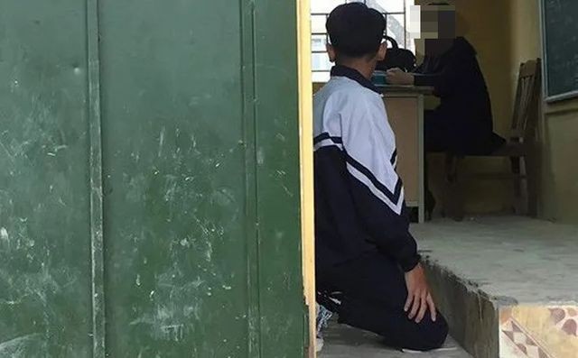 Hình ảnh cô giáo bắt nam sinh lớp 9 quỳ trong lớp học tại trường THCS Tô Hiệu, huyện Thường Tín, Hà Nội đang gây xôn xao (Ảnh: Hải Văn).