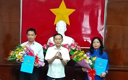 Chủ tịch UBND thành phố Cần Thơ Võ Thành Thống trao quyết định và chúc mừng đồng chí Trần Thị Xuân, Lê Tiến Dũng.
