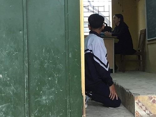 Hình ảnh nam sinh bị cô giáo bắt phạt quỳ ngay giữa giờ học gây xôn xao trên cộng đồng mạng xã hội những ngày gần đây.