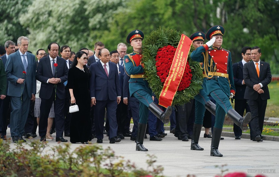 Thủ tướng Nguyễn Xuân Phúc, Phu nhân và Đoàn cấp cao Việt Nam đến viếng, đặt vòng hoa tại Khu tưởng niệm-Nghĩa trang Piskaryovskoye. Ảnh: VGP/Quang Hiếu
