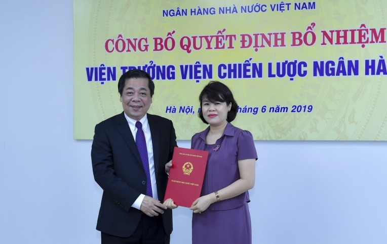 Phó Thống đốc Nguyễn Kim Anh trao quyết định cho đồng chí Nguyễn Thị Hòa