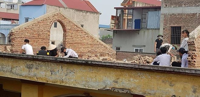 Điểm nhấn giáo dục: Phạt học sinh đẽo gạch trên mái nhà giữa trời nắng nóng