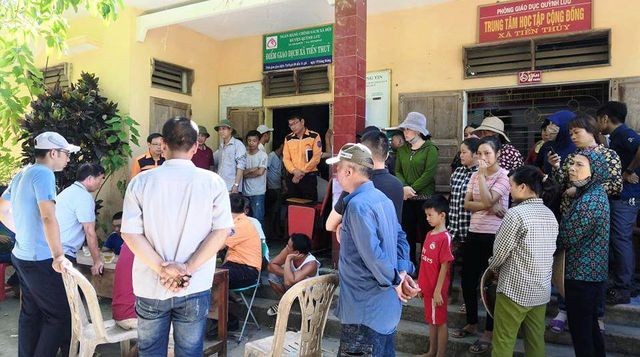 Người dân trong xã Tiến Thủy, huyện Quỳnh Lưu đang ngóng trông tin tức về người thân. 
