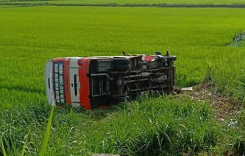 Xe buýt lao xuống ruộng ở Nghệ An, khiến hành khách thiệt mạng