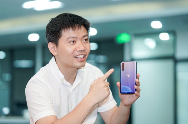Ông Nguyễn Minh Việt (Viện trưởng Viện Nghiên cứu Thiết bị di động – Công ty VinSmart) cho biết: Vsmart đang tiến hành xây dựng 6 nhà máy linh kiện để có thể tăng tỉ lệ nội địa hóa các điện thoại của VinSmart lên mức trên 60% vào tháng 4/2020.