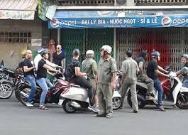 Nhân viên công ty đòi nợ gây náo loạn ở đường Nguyễn Thiện Thuật, quận 3. Ảnh cắt từ clip.