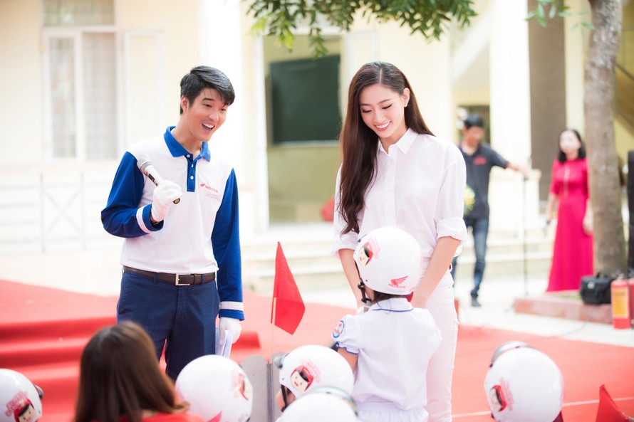 Lương Thùy Linh trở thành Đại sứ chiến dịch 'Đội mũ cho con trọn tình cha mẹ'